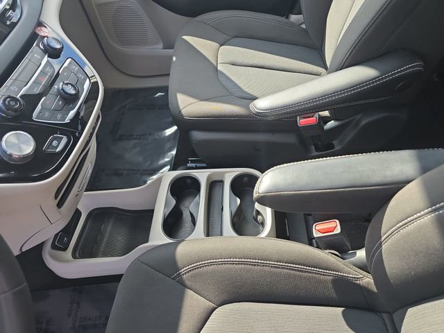 Used 2022 Chrysler Voyager LX image 21