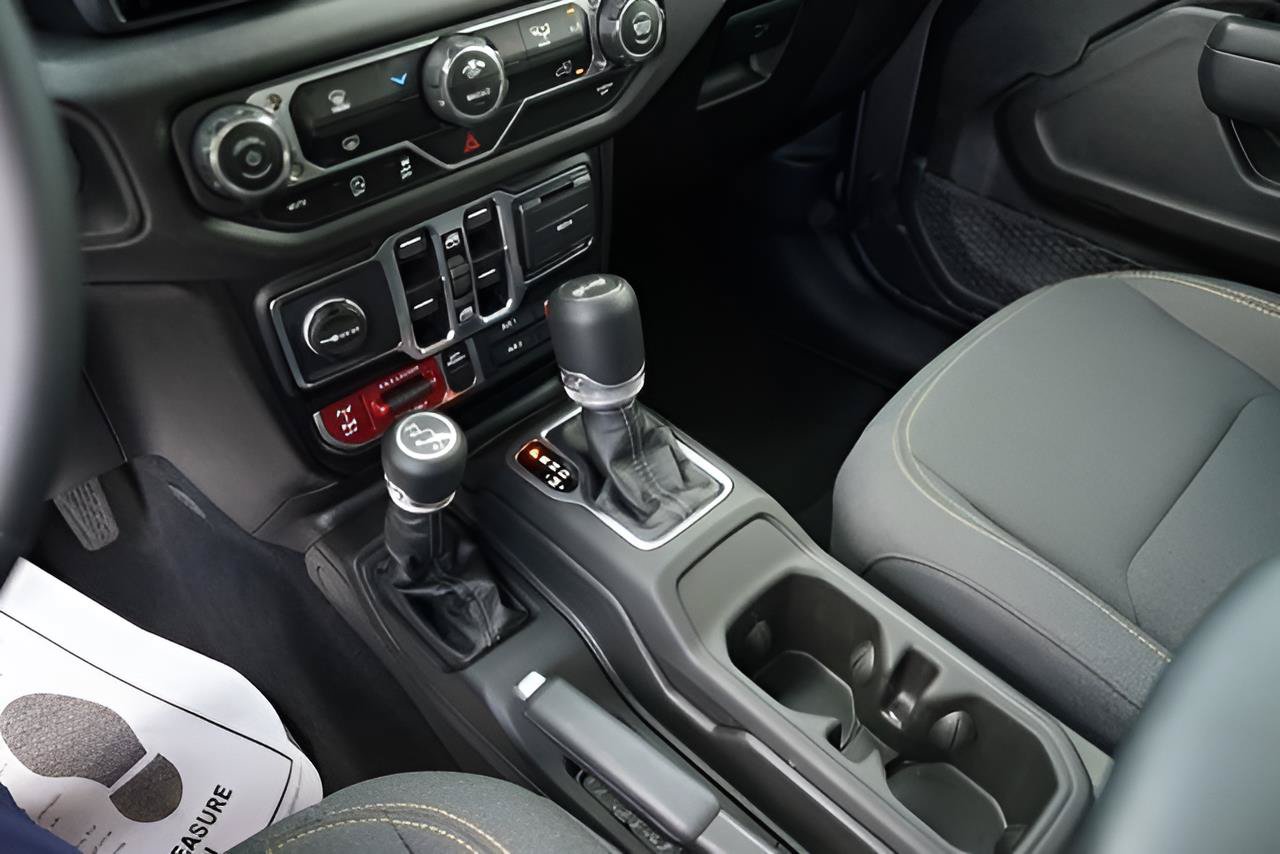 Used 2025 Jeep Wrangler Unlimited Sport AWD/4WD image 28