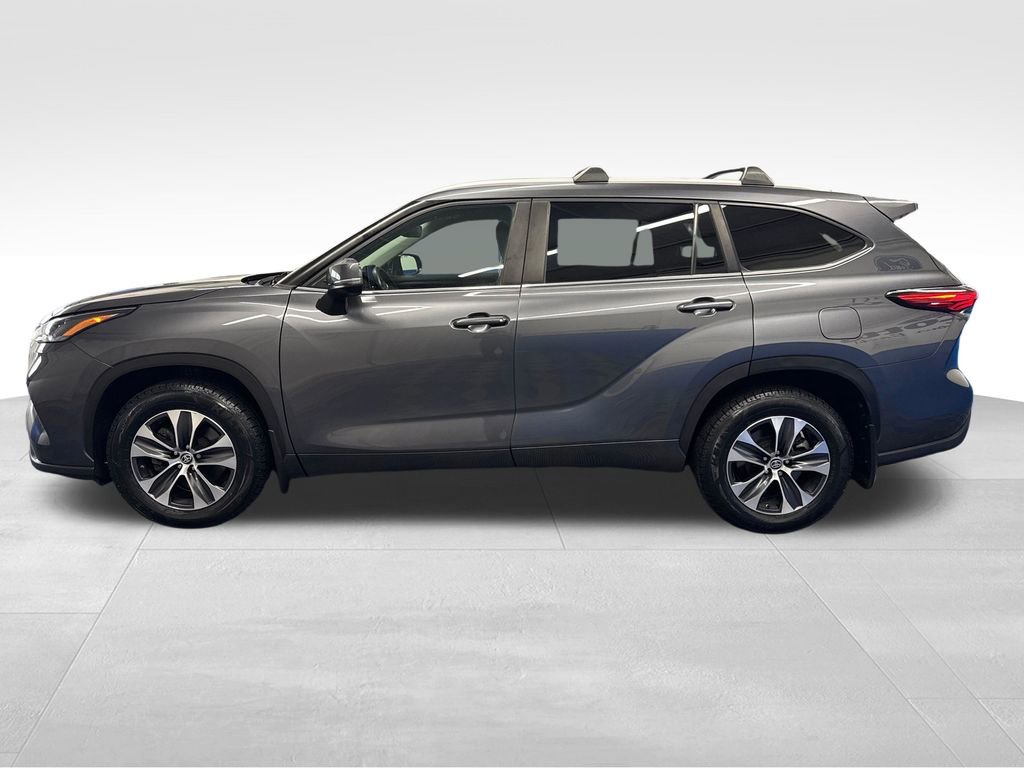 Used 2023 Toyota Highlander XLE AWD/4WD image 2