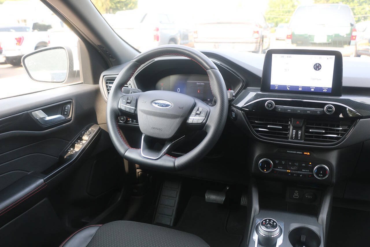 Certified 2025 Ford Escape ST-Line Select AWD/4WD image 17