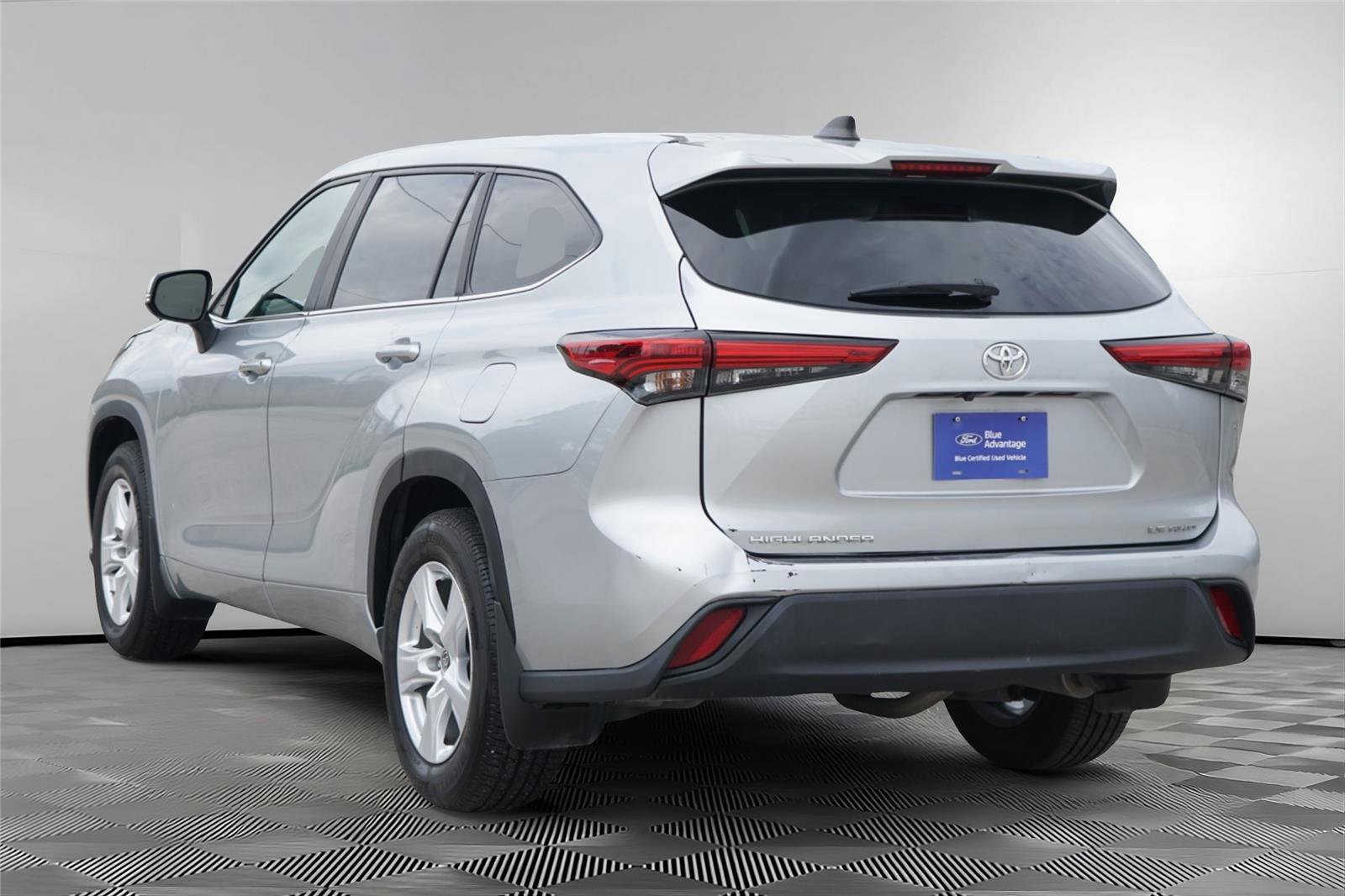 Used 2023 Toyota Highlander LE AWD/4WD image 6
