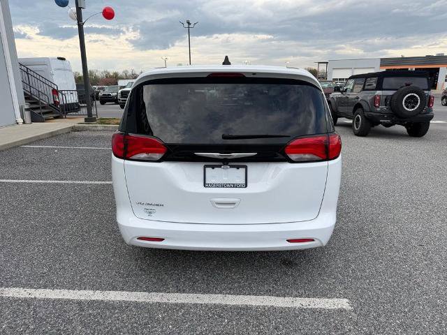 Used 2023 Chrysler Voyager LX FWD image 4