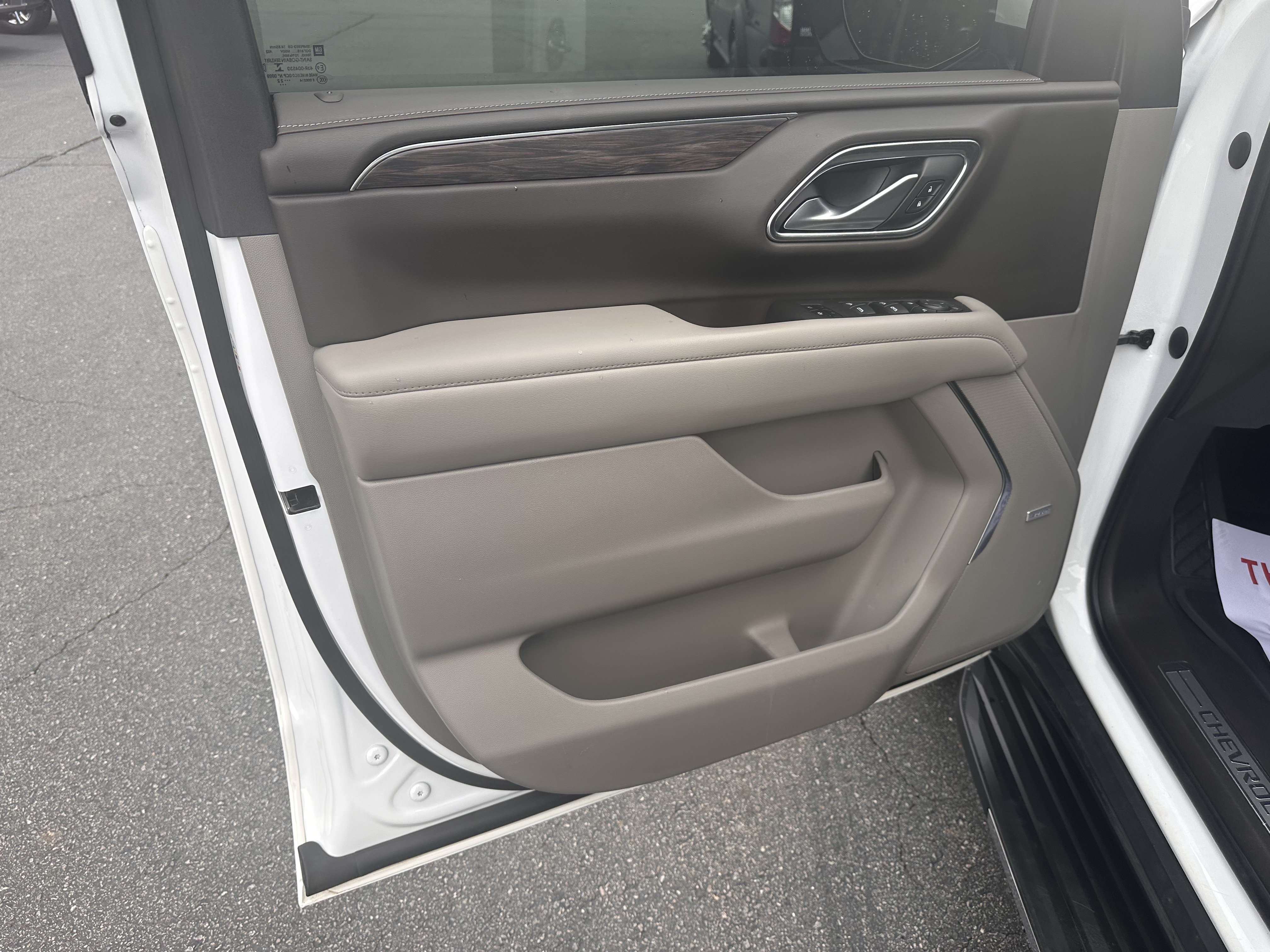 Used 2022 Chevrolet Suburban LT w/ LT Signature Package AWD/4WD image 9