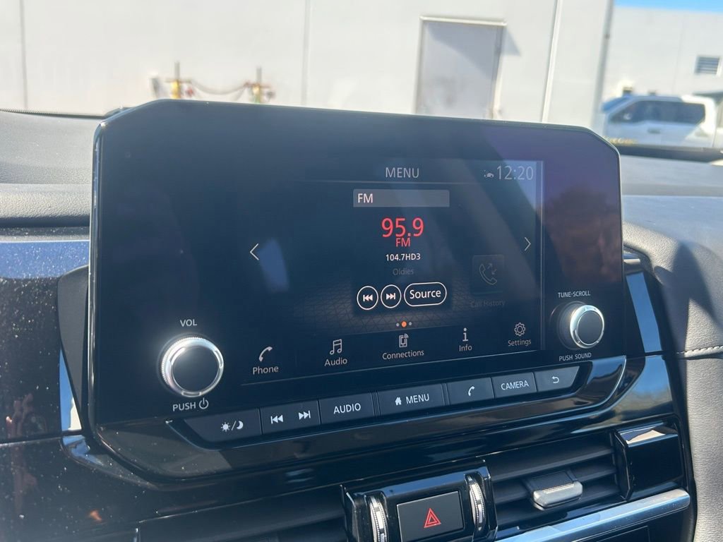 Used 2025 Nissan Pathfinder SV image 12