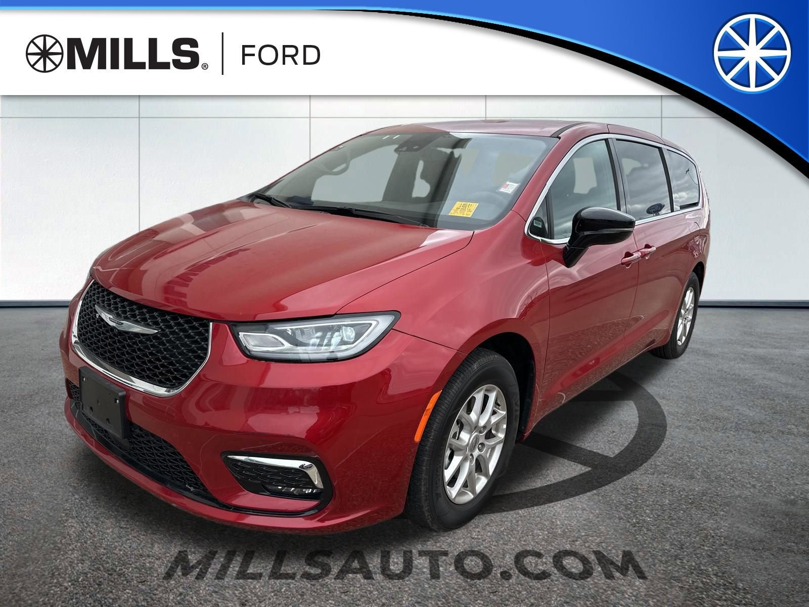 Used 2025 Chrysler Pacifica Select image 4