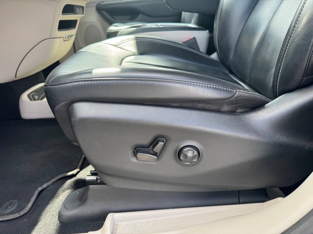 Used 2023 Chrysler Pacifica Touring-L FWD image 6