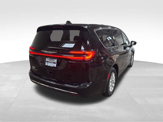 Used 2024 Chrysler Pacifica Touring-L image 6