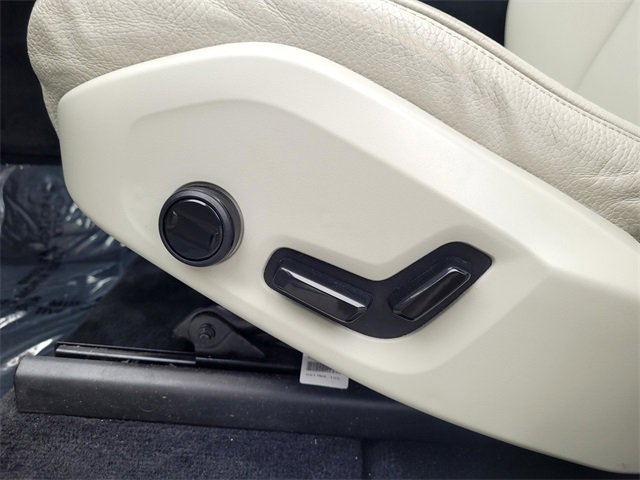Used 2022 Volvo XC60 B5 Momentum image 12