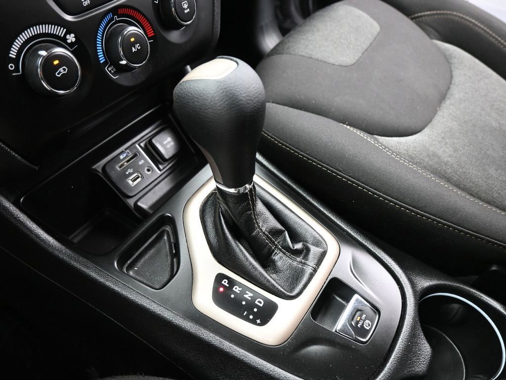 Used 2017 Jeep Cherokee Sport image 41