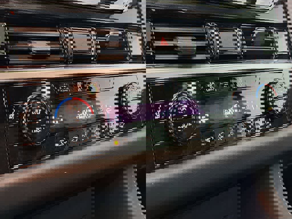 Used 2022 Nissan Pathfinder SV w/ SV Premium Package FWD image 21