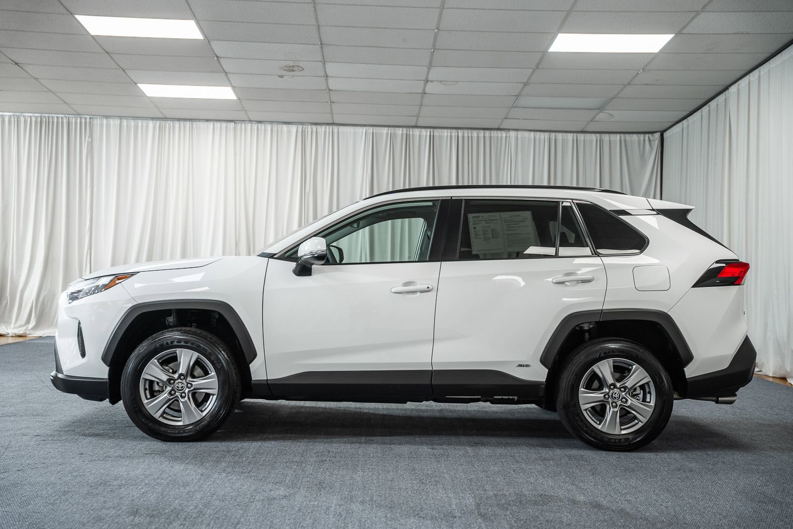 Used 2024 Toyota RAV4 XLE w/ Convenience Package image 5