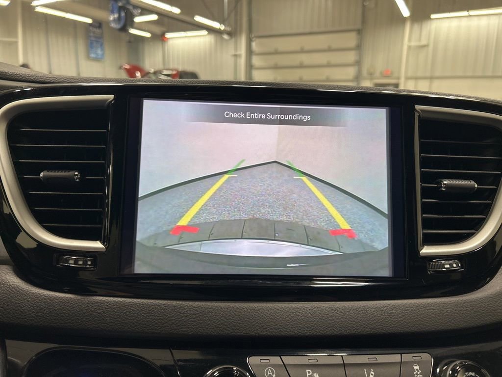 Used 2025 Chrysler Pacifica Select image 21