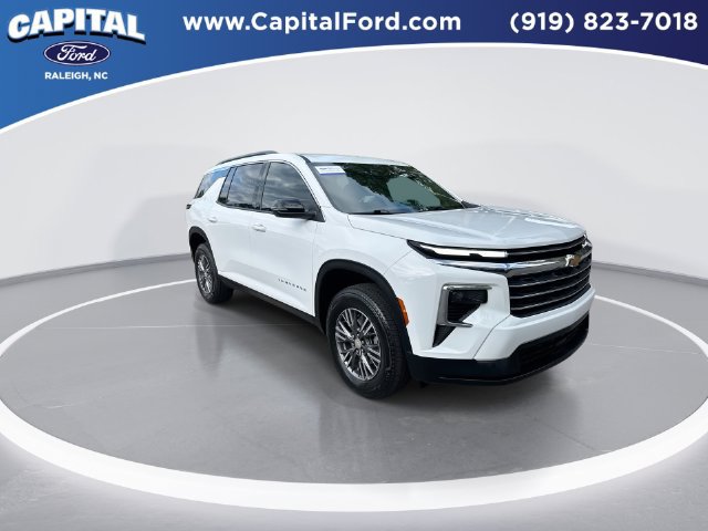 Used 2026 Chevrolet Traverse LT FWD image 2
