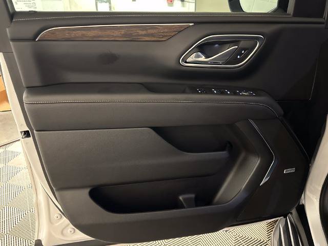 Used 2024 Chevrolet Suburban Premier w/ Advanced Technology Package RWD image 16