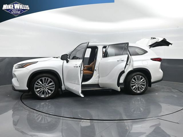 Used 2023 Toyota Highlander Platinum FWD image 11