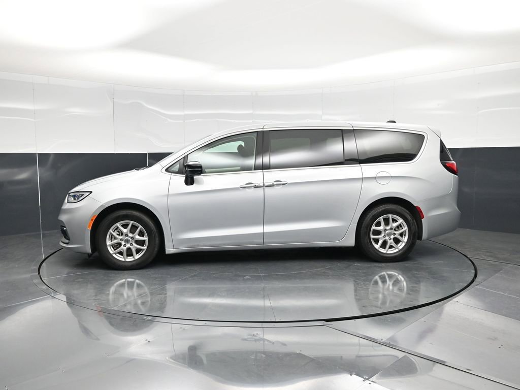 Used 2024 Chrysler Pacifica Touring-L image 6