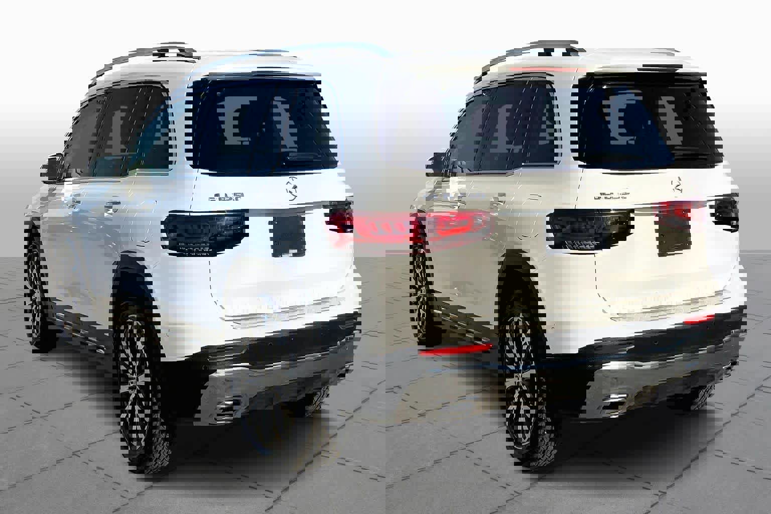 Used 2021 Mercedes-Benz GLB 250 w/ Premium Package image 2