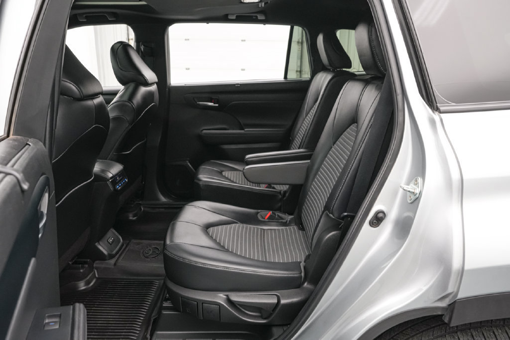 Used 2022 Toyota Highlander XSE AWD/4WD image 19