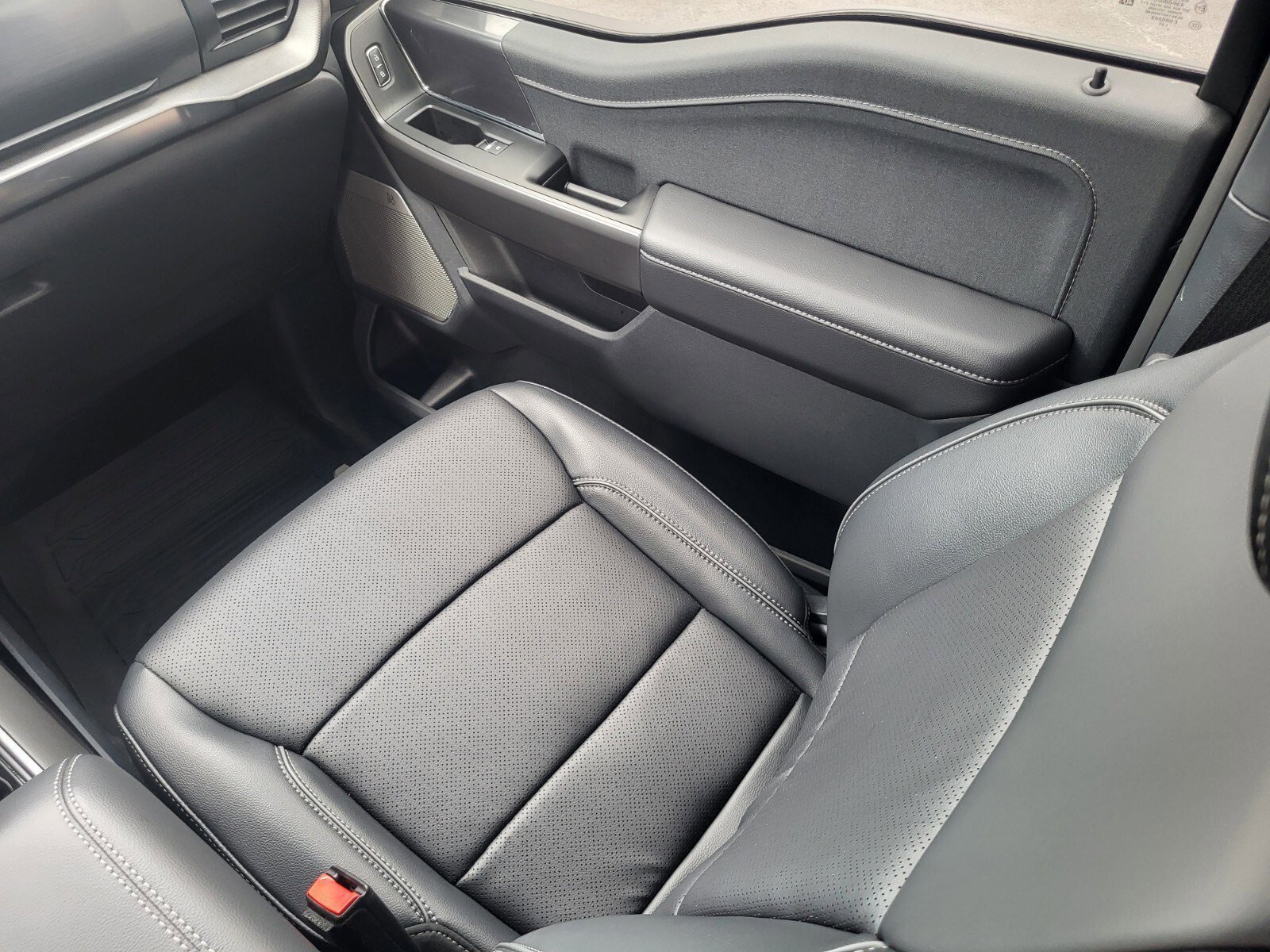 Certified 2025 Ford F150 Lariat w/ Equipment Group 501A Mid image 17