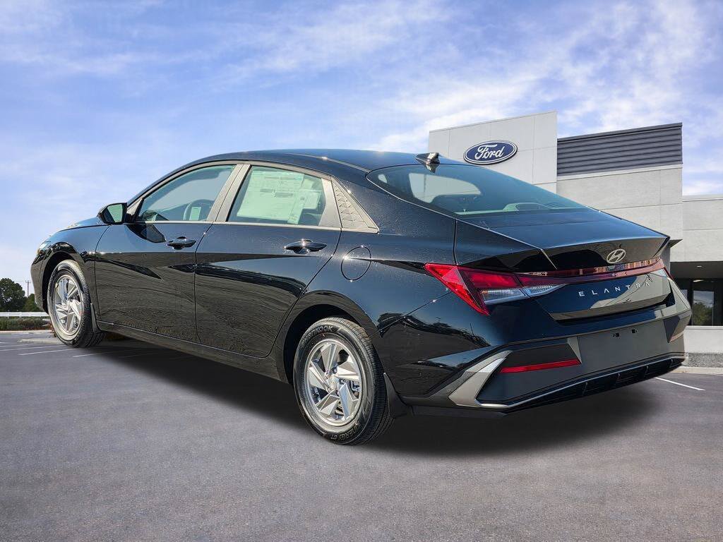 Used 2026 Hyundai Elantra SE FWD image 4