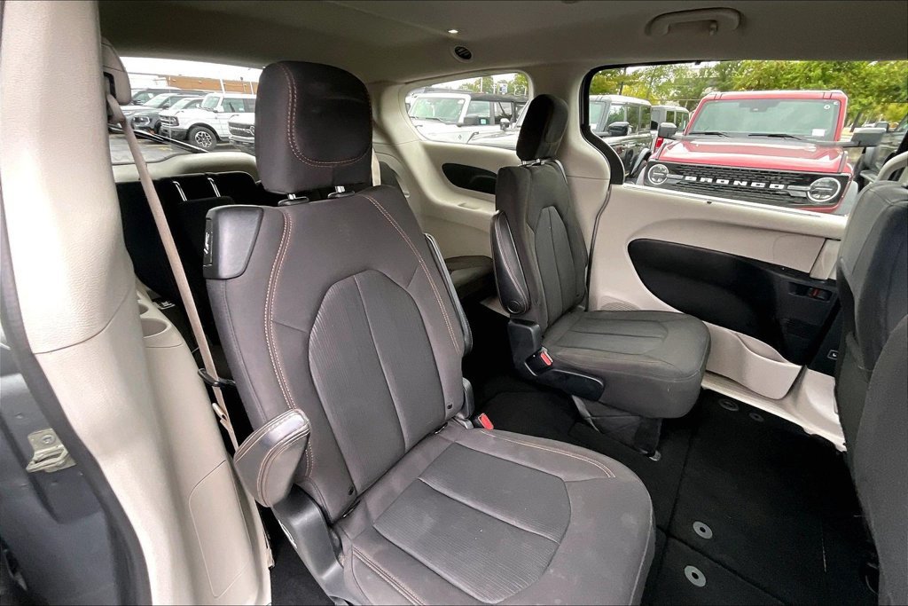 Used 2019 Chrysler Pacifica Touring Plus w/ Cold Weather Group FWD image 26