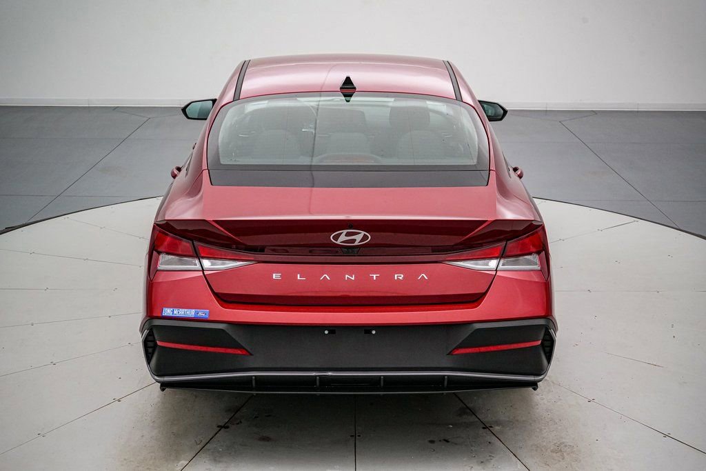 Used 2025 Hyundai Elantra SE image 4