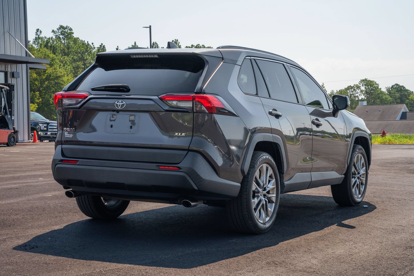 Used 2020 Toyota RAV4 XLE Premium FWD image 7