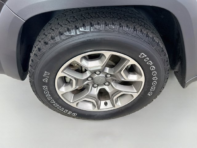 Used 2022 Jeep Cherokee Trailhawk AWD/4WD image 32
