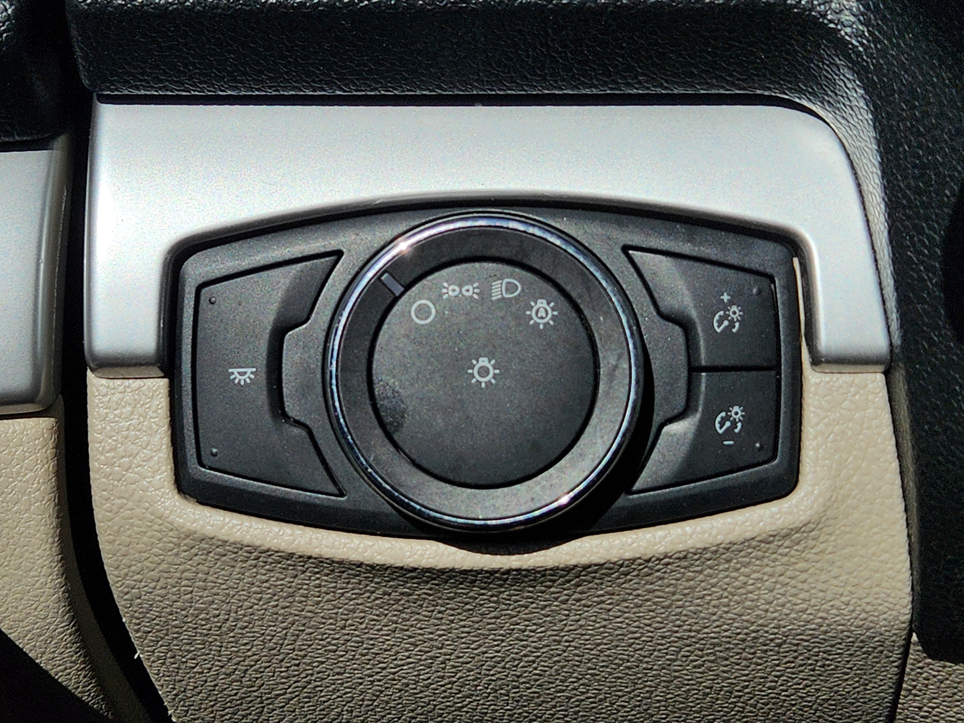 Certified 2018 Ford Explorer FWD image 16