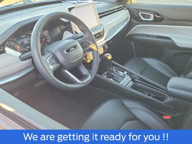 Used 2025 Jeep Compass Limited AWD/4WD image 3