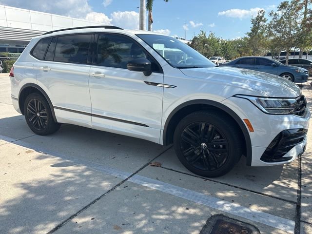 Used 2022 Volkswagen Tiguan SE R-Line image 4