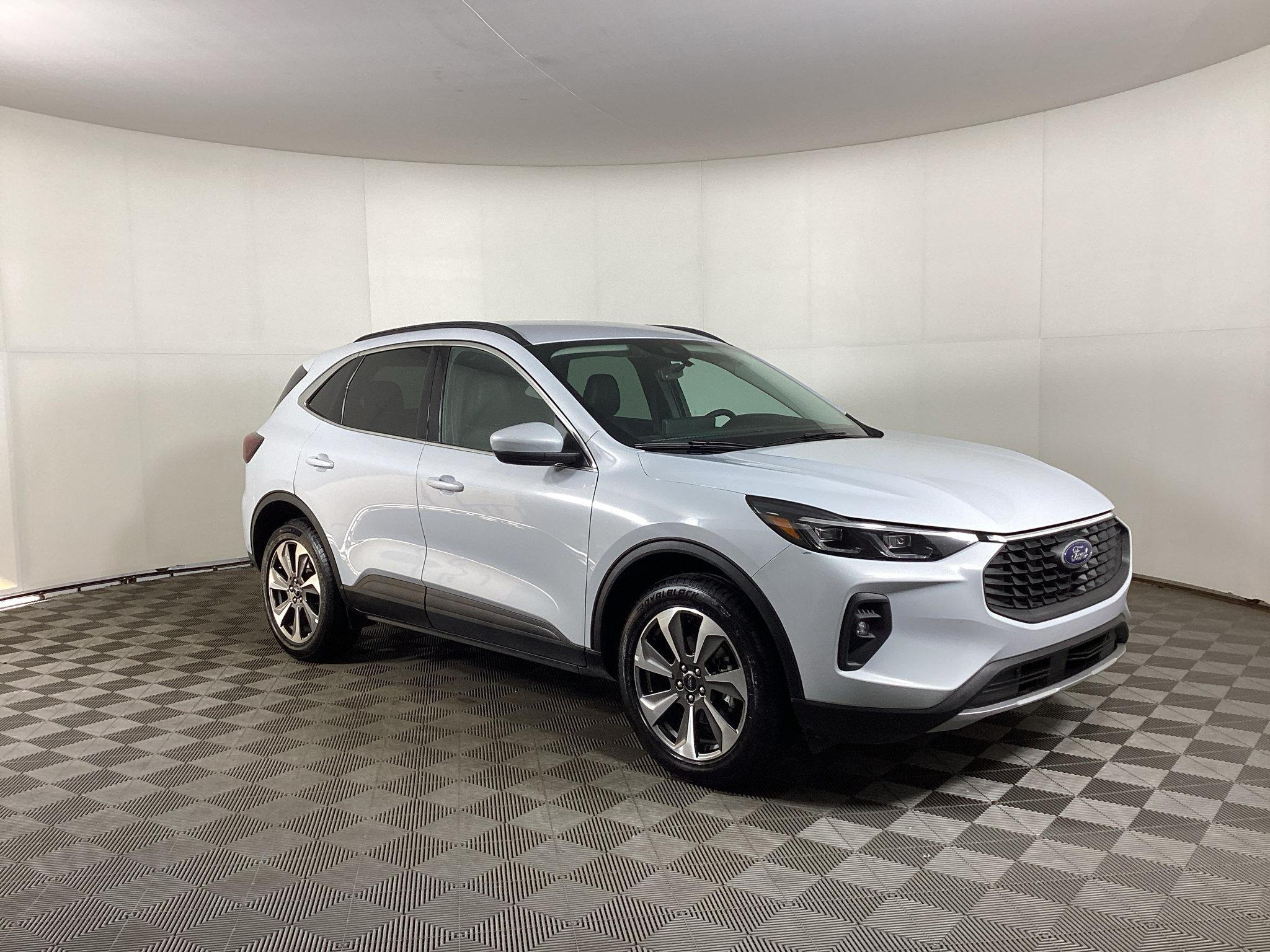 Certified 2025 Ford Escape Platinum AWD/4WD image 1