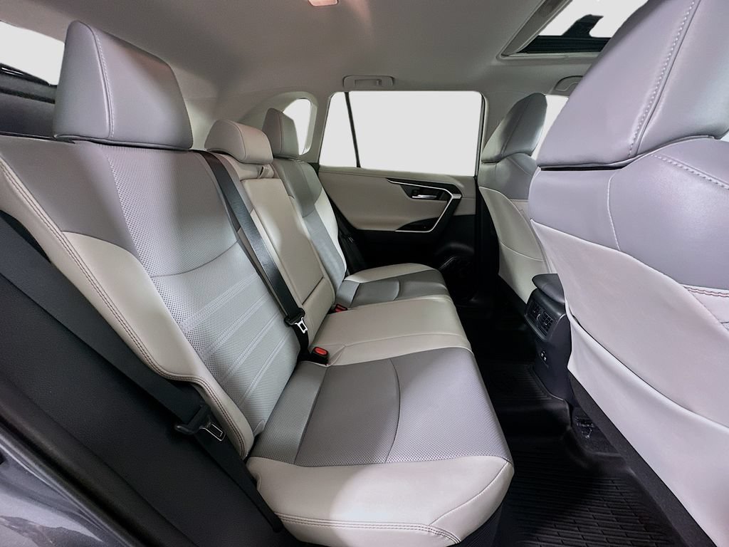 Used 2020 Toyota RAV4 Limited AWD/4WD image 30