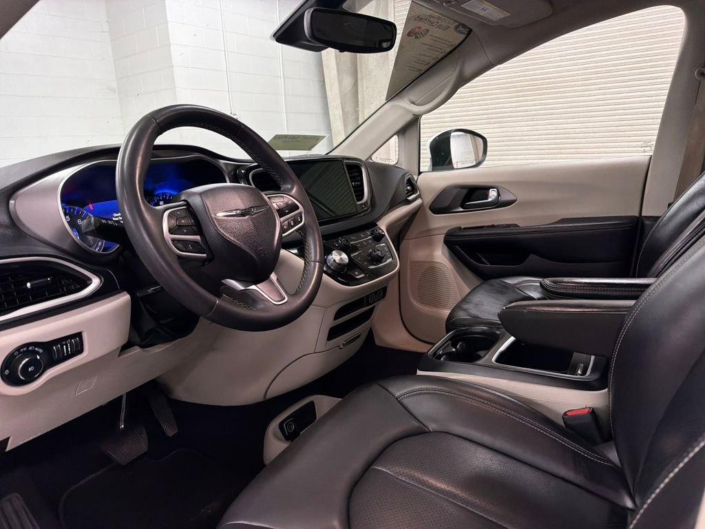 Used 2023 Chrysler Pacifica Touring-L FWD image 6