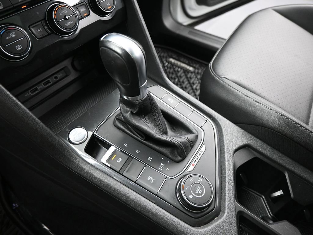 Used 2018 Volkswagen Tiguan SEL w/ 3rd Row Seat Package image 42