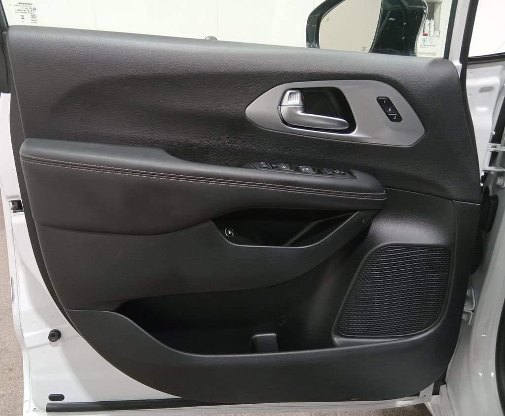 Used 2024 Chrysler Pacifica Limited FWD image 16