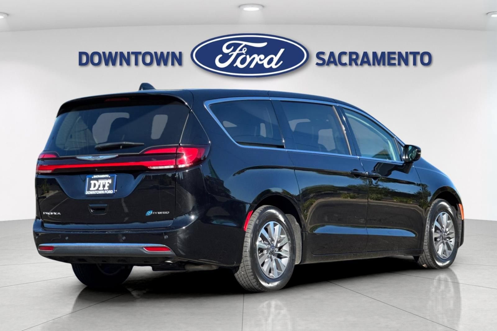 Used 2024 Chrysler Pacifica Limited FWD image 3