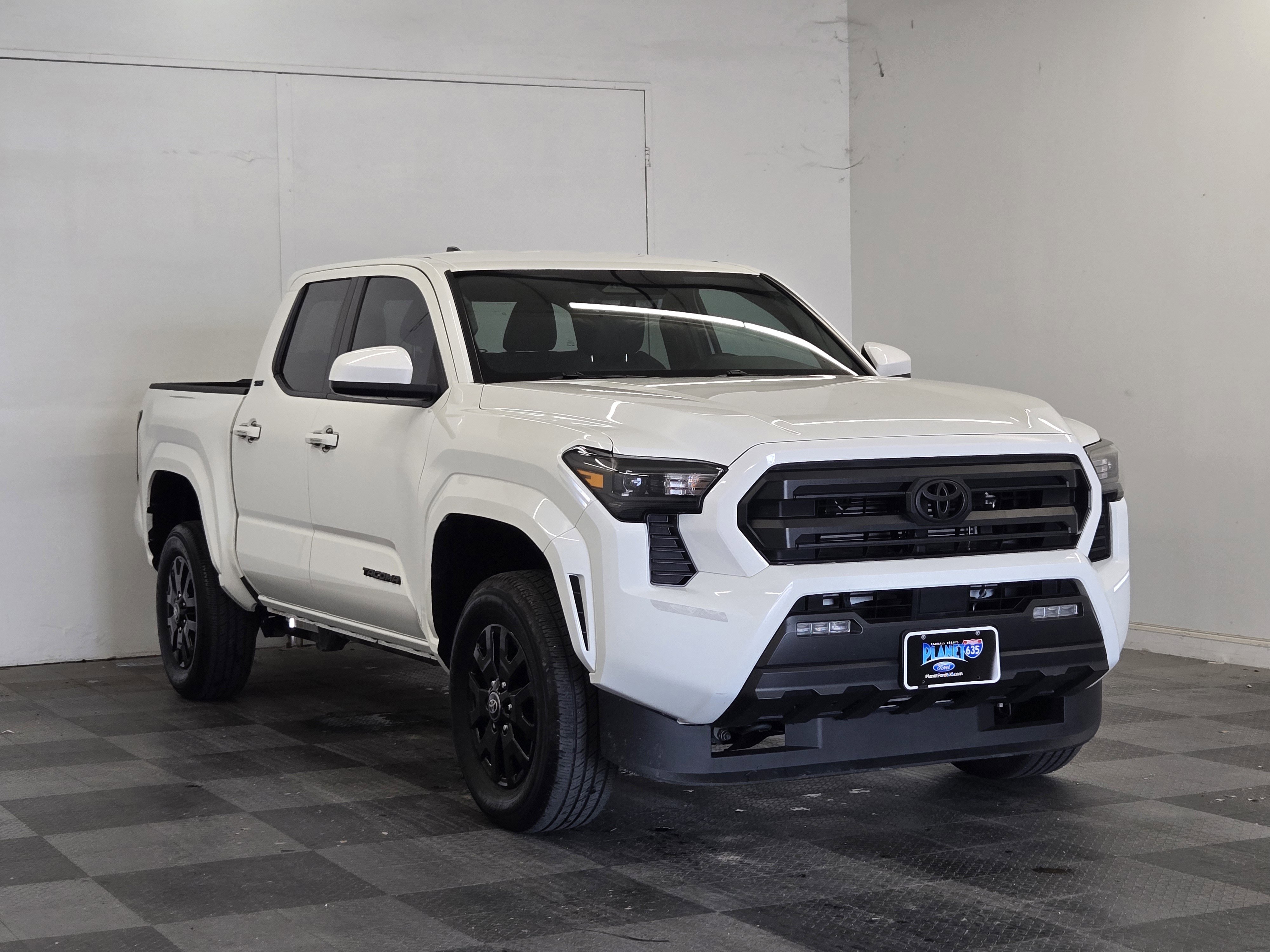 Used 2025 Toyota Tacoma SR5 RWD image 2