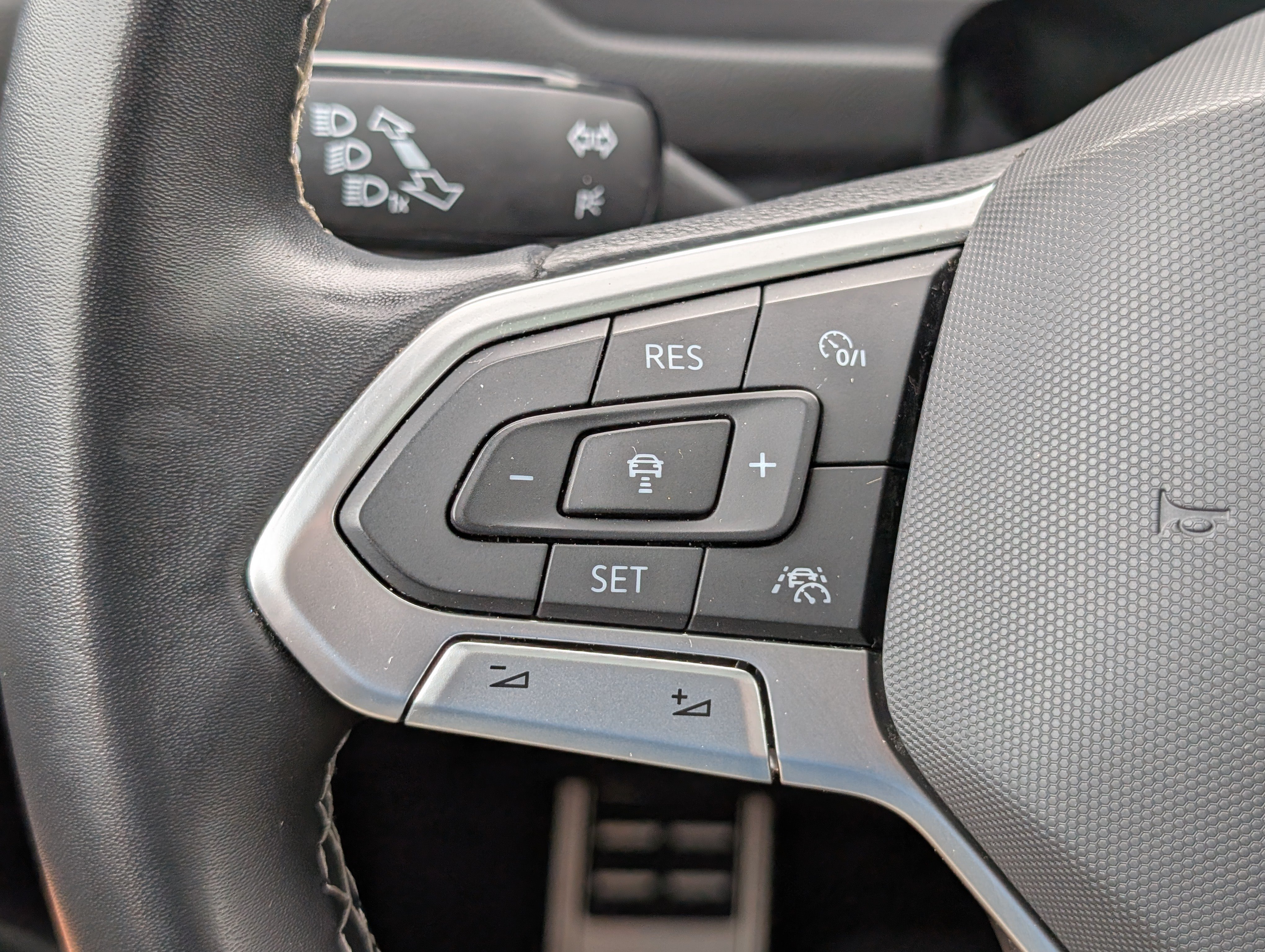 Used 2023 Volkswagen Tiguan SE R-Line FWD image 25
