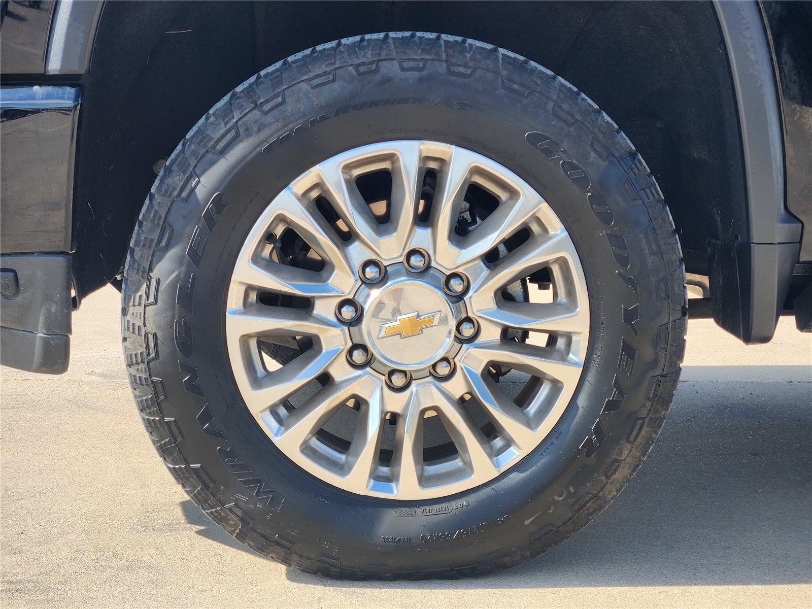 Used 2022 Chevrolet Silverado 2500 High Country w/ Technology Package AWD/4WD image 9