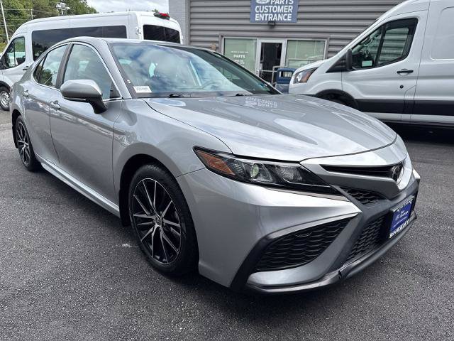 Used 2022 Toyota Camry SE w/ Cold Weather Package FWD image 10