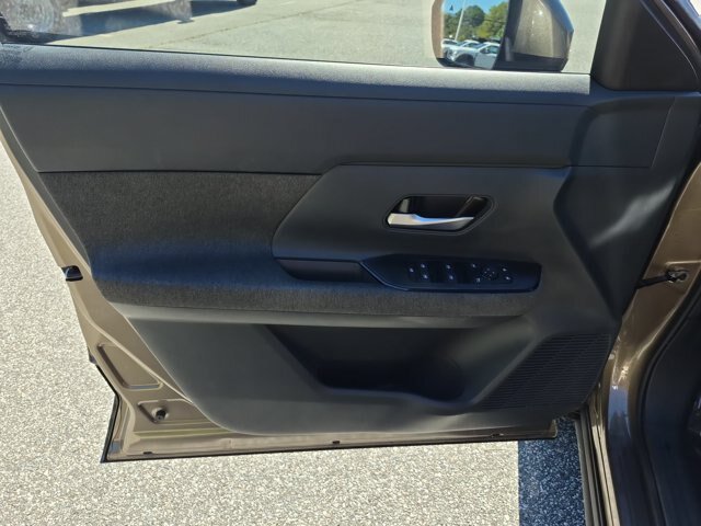 Used 2025 Nissan Kicks SV w/ SV Premium Package FWD image 13