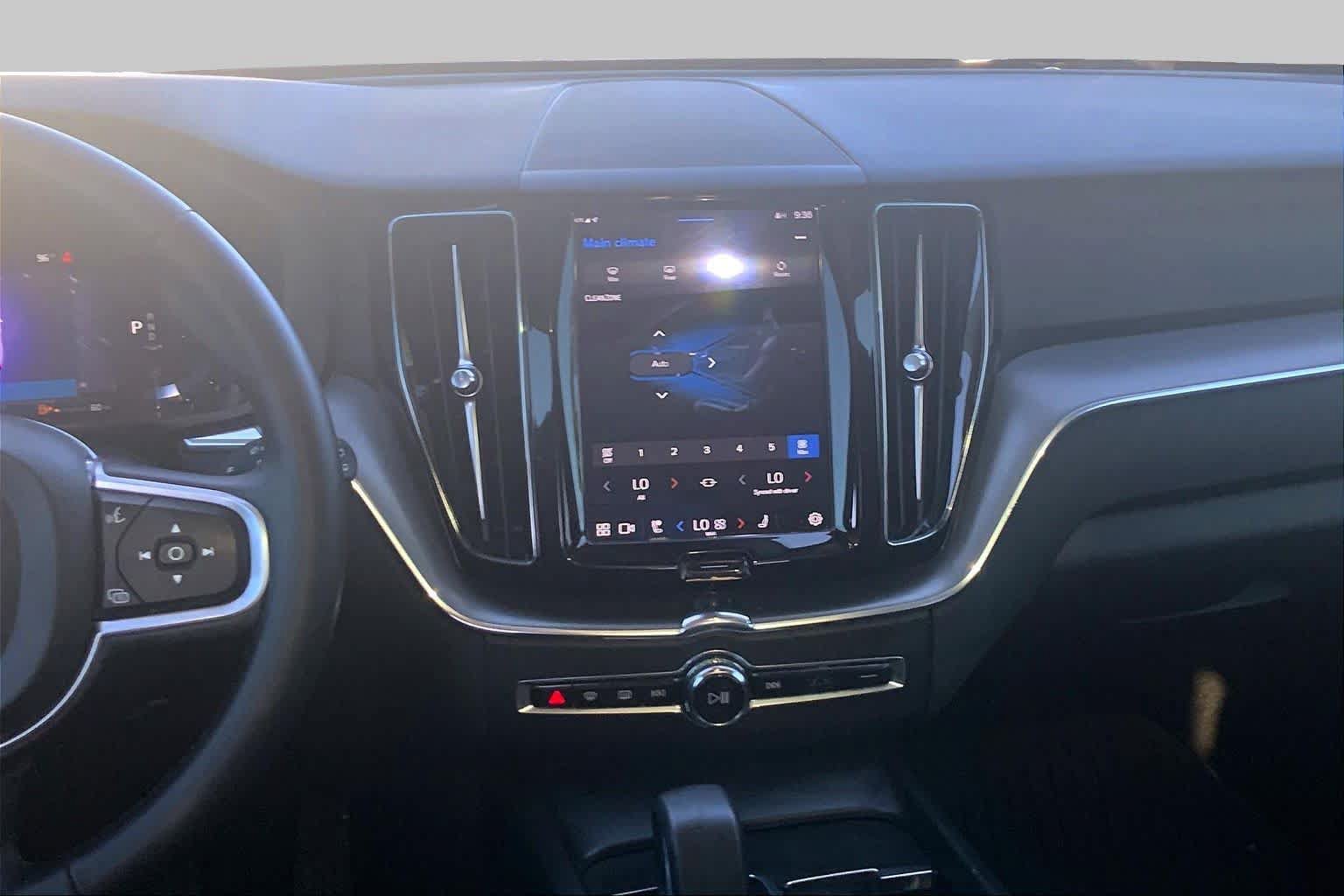 Used 2023 Volvo XC60 B5 Core w/ Climate Package FWD image 7