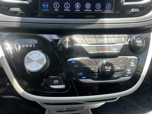 Used 2020 Chrysler Pacifica Limited w/ Advanced Safetytec Group FWD image 30