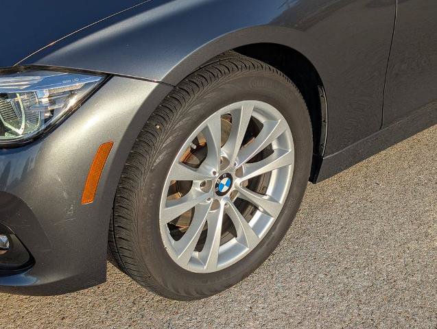 Used 2018 BMW 320i Sedan RWD image 11