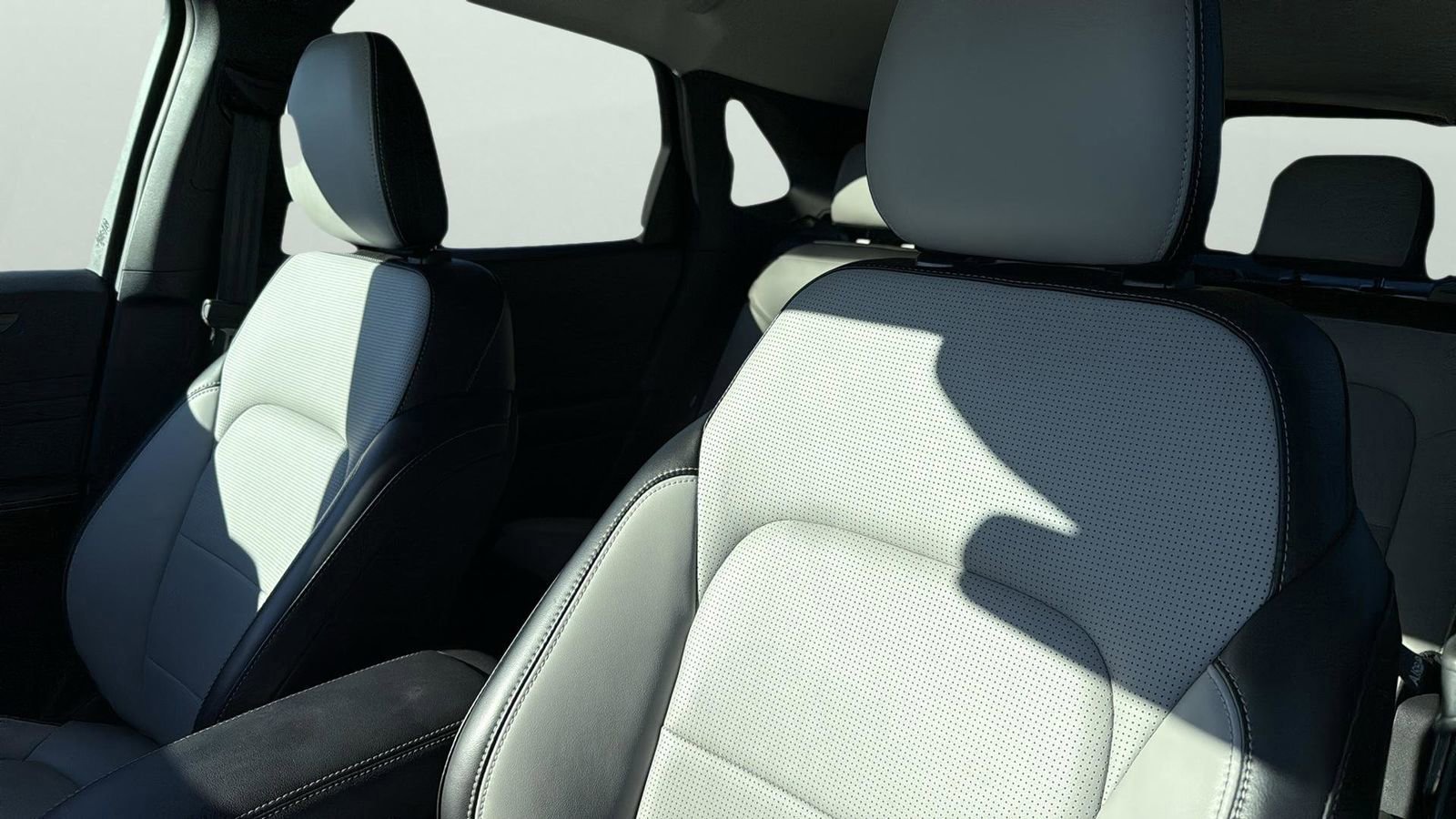 Certified 2025 Ford Escape Platinum w/ Class II Trailer Tow Package image 10