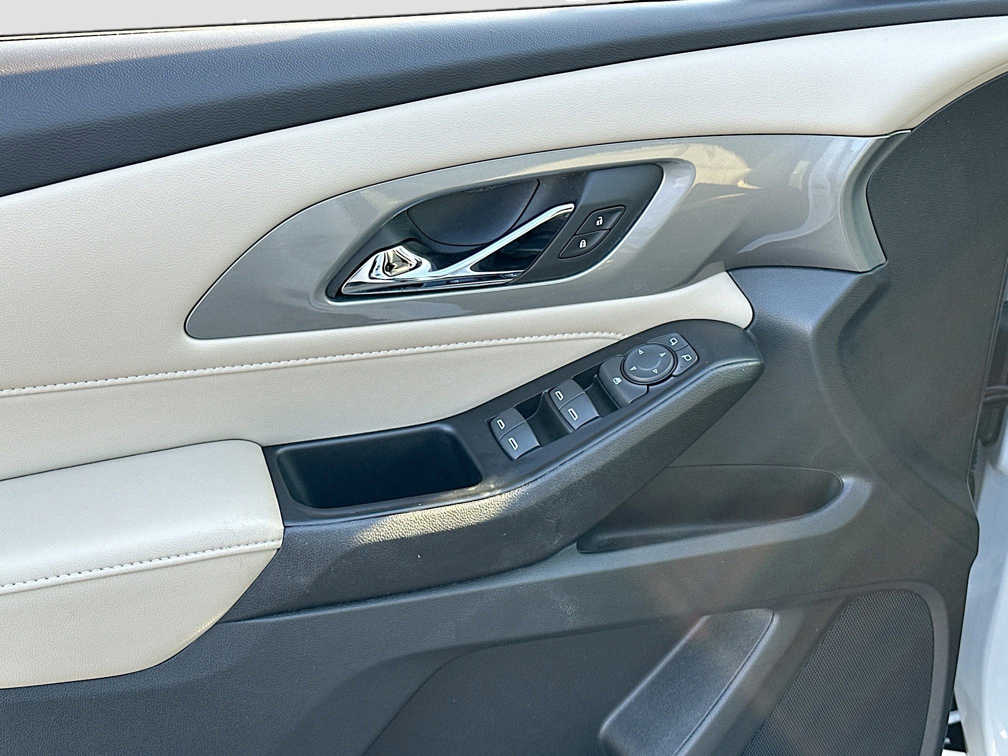 Used 2023 Chevrolet Traverse LS w/ Midnight/Sport Edition image 17