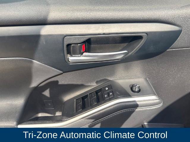 Used 2022 Toyota Highlander XLE FWD image 12