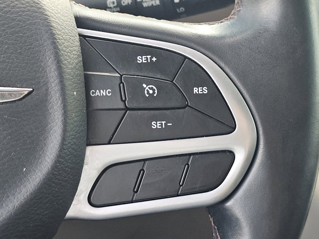 Used 2017 Chrysler Pacifica Touring-L FWD image 14