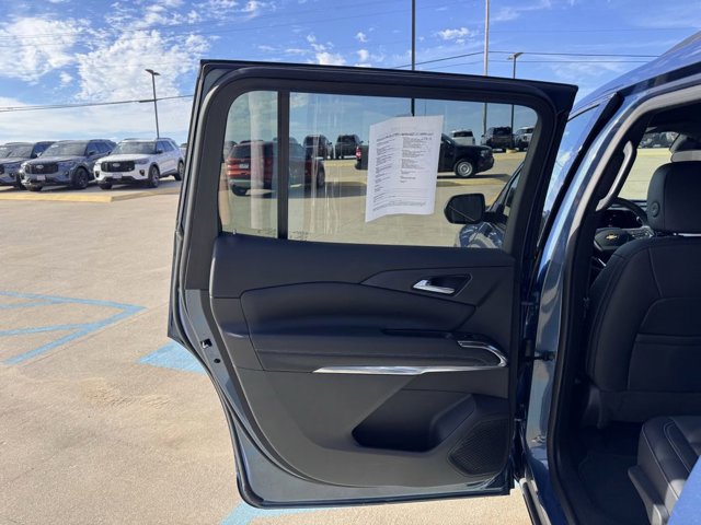 Used 2025 Chevrolet Traverse LT image 28